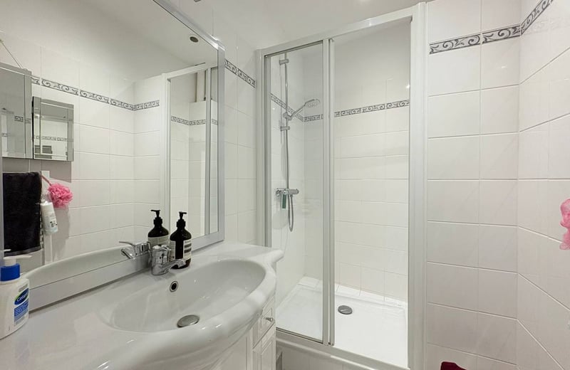 Rent of a 2-room apartment with a balcony and tower view, 48 m², Paris, France